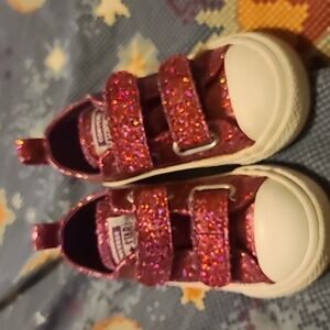 Converse All Star Tennis shoes size 6.